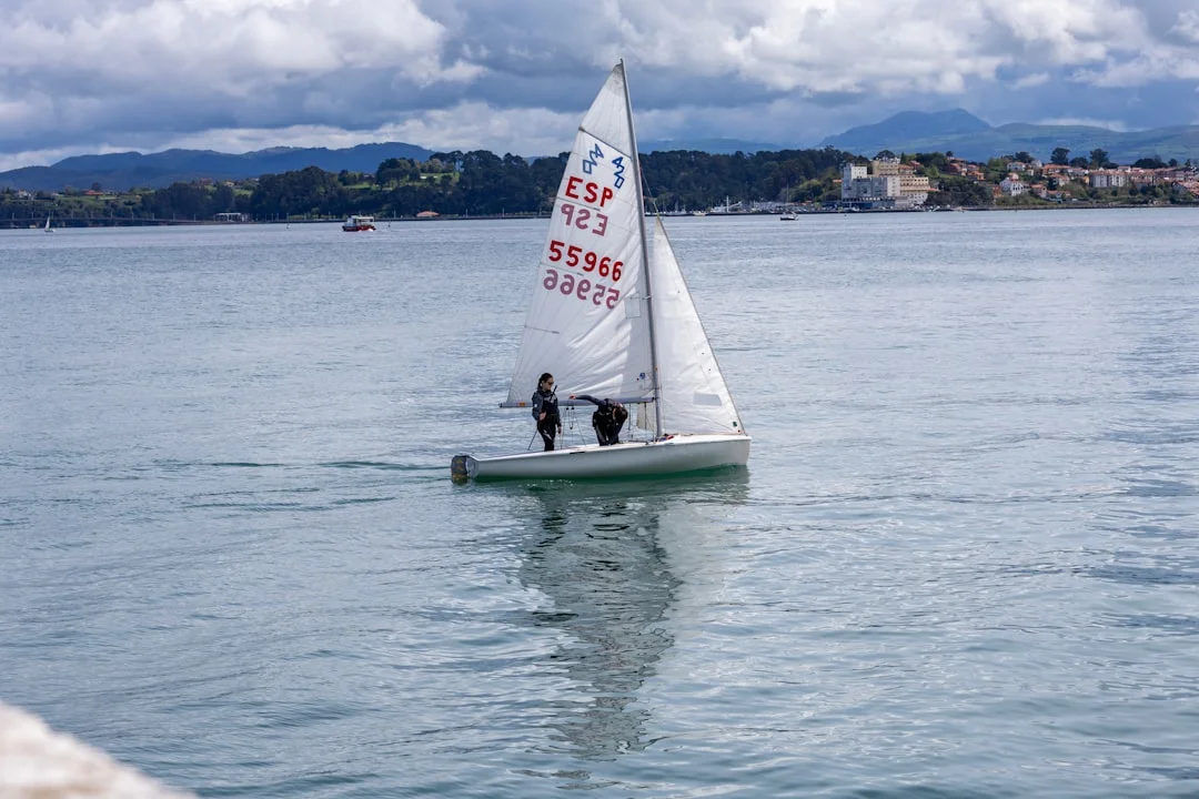 Two people sailing together - learning sailing fundamentals