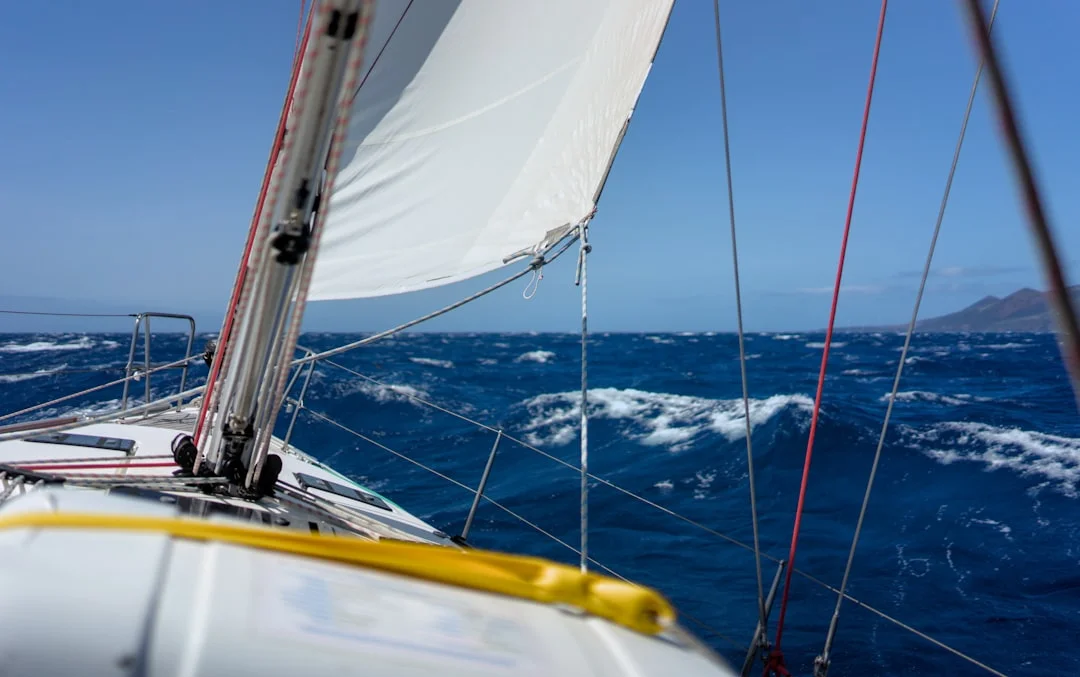 Lifesling trailing astern in a controlled circle, line managed in an open coil