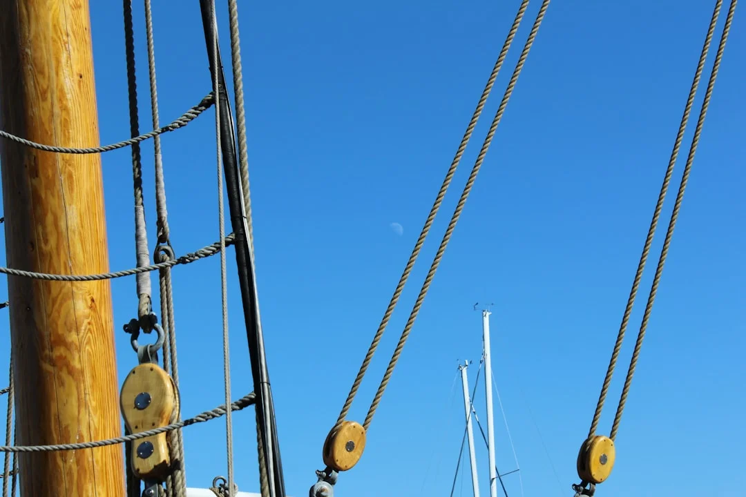 Masthead with shackle/toggle stack showing articulation angles
