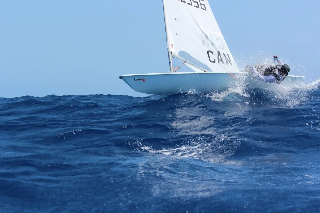 Outboard anti-ventilation plate alignment relative to dinghy hull bottom line