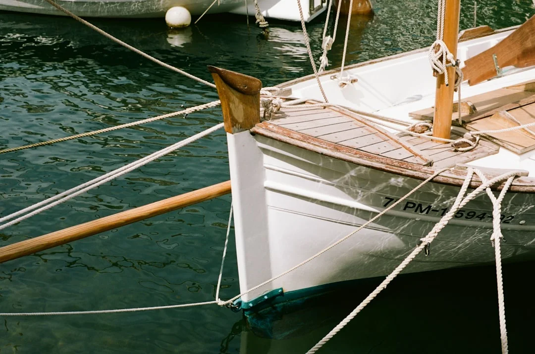 Crew positions labeled—midship spring handler at shrouds, bow handler forward, stern handler aft