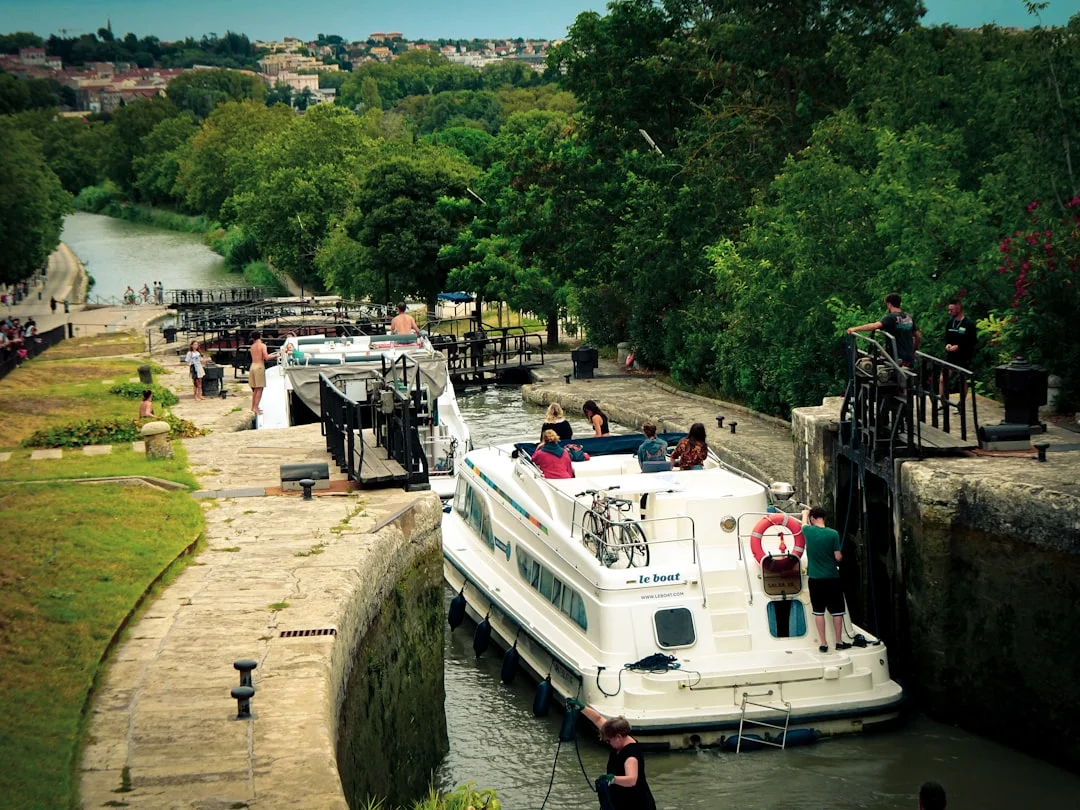 VNF signboard showing speed limit and mooring restrictions near a lock approach