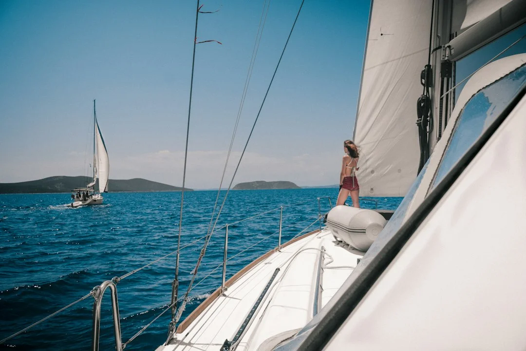 Diagram-style photo showing good vs bad reflector placement relative to genoa and mainsail