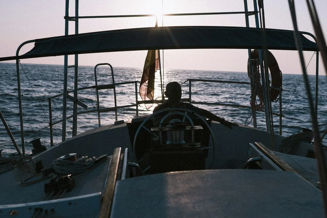 Sailboat heeled 25 degrees close-hauled with reflector mounted mid-mast, illustrating heel effects